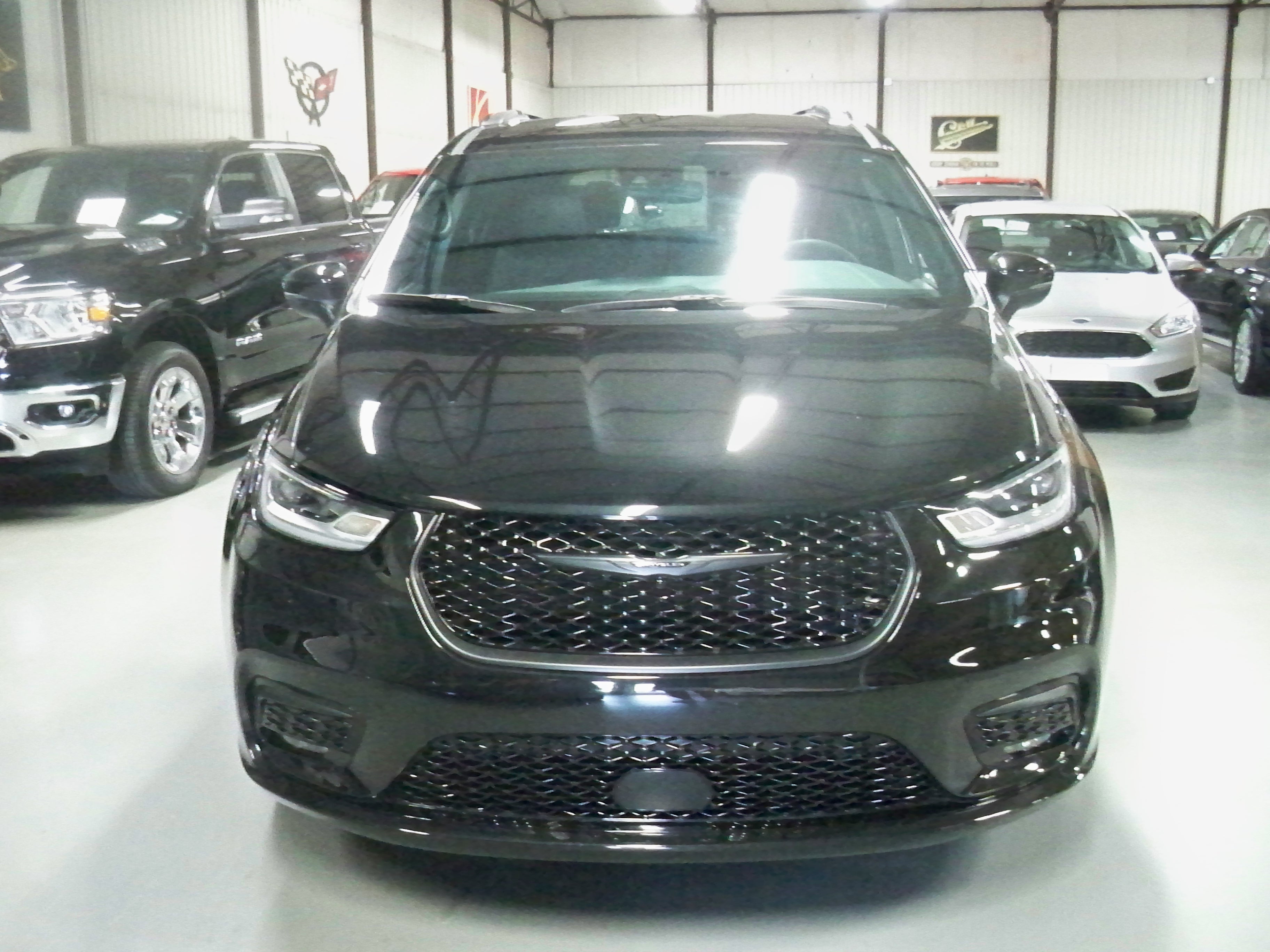 2023 Chrysler Pacifica Touring L photo 2