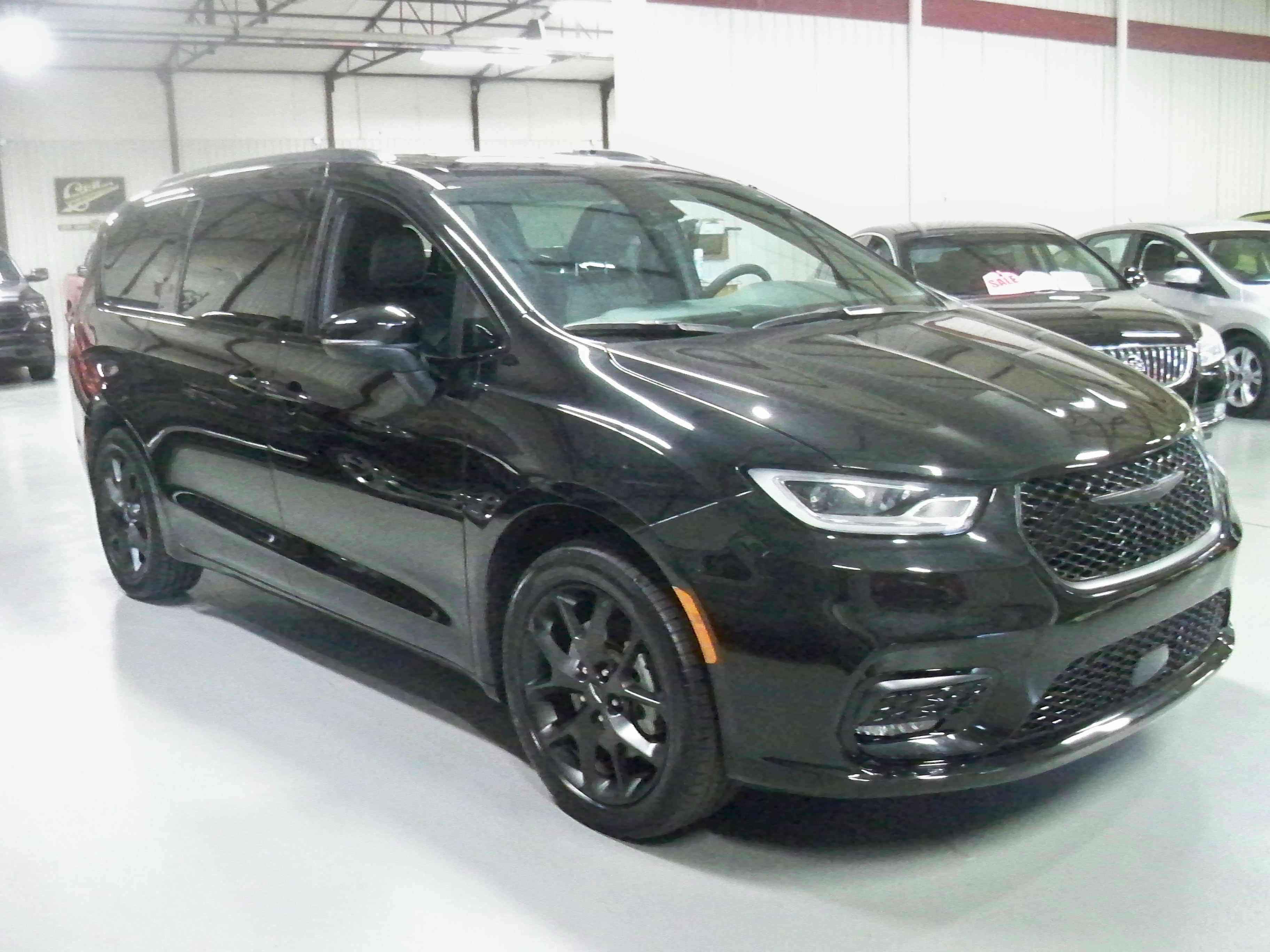 2023 Chrysler Pacifica Touring L photo 3