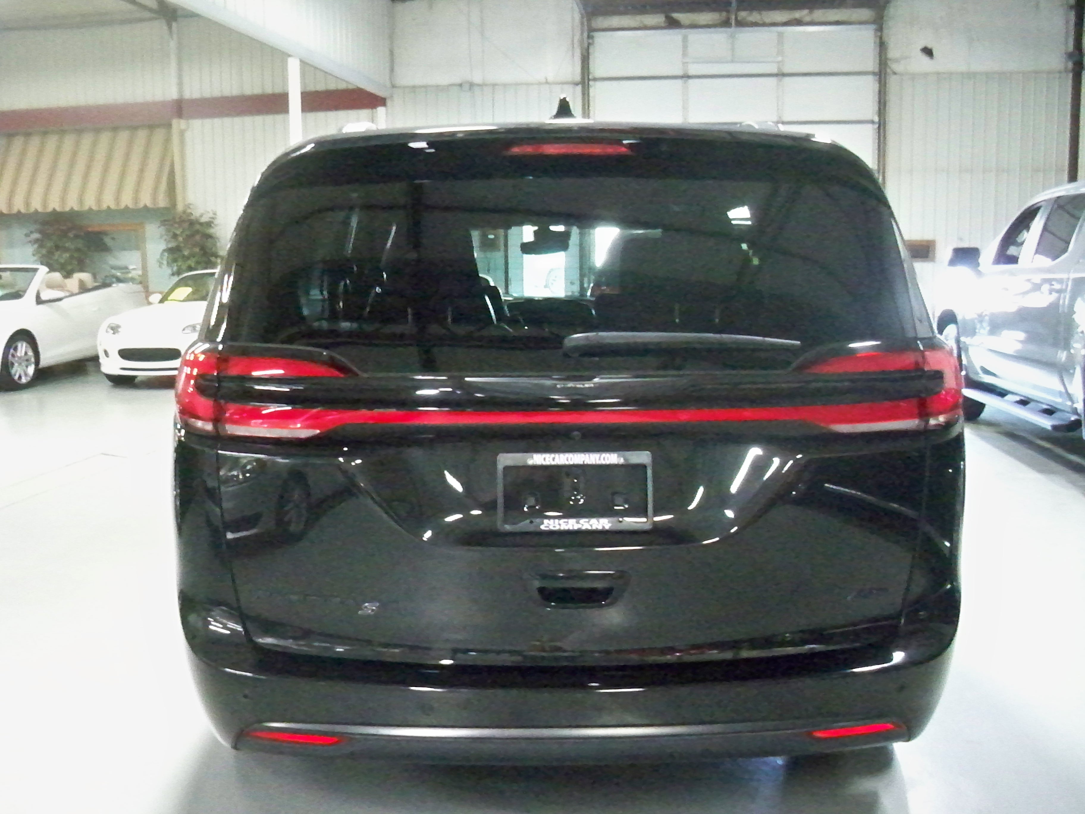 2023 Chrysler Pacifica Touring L photo 4