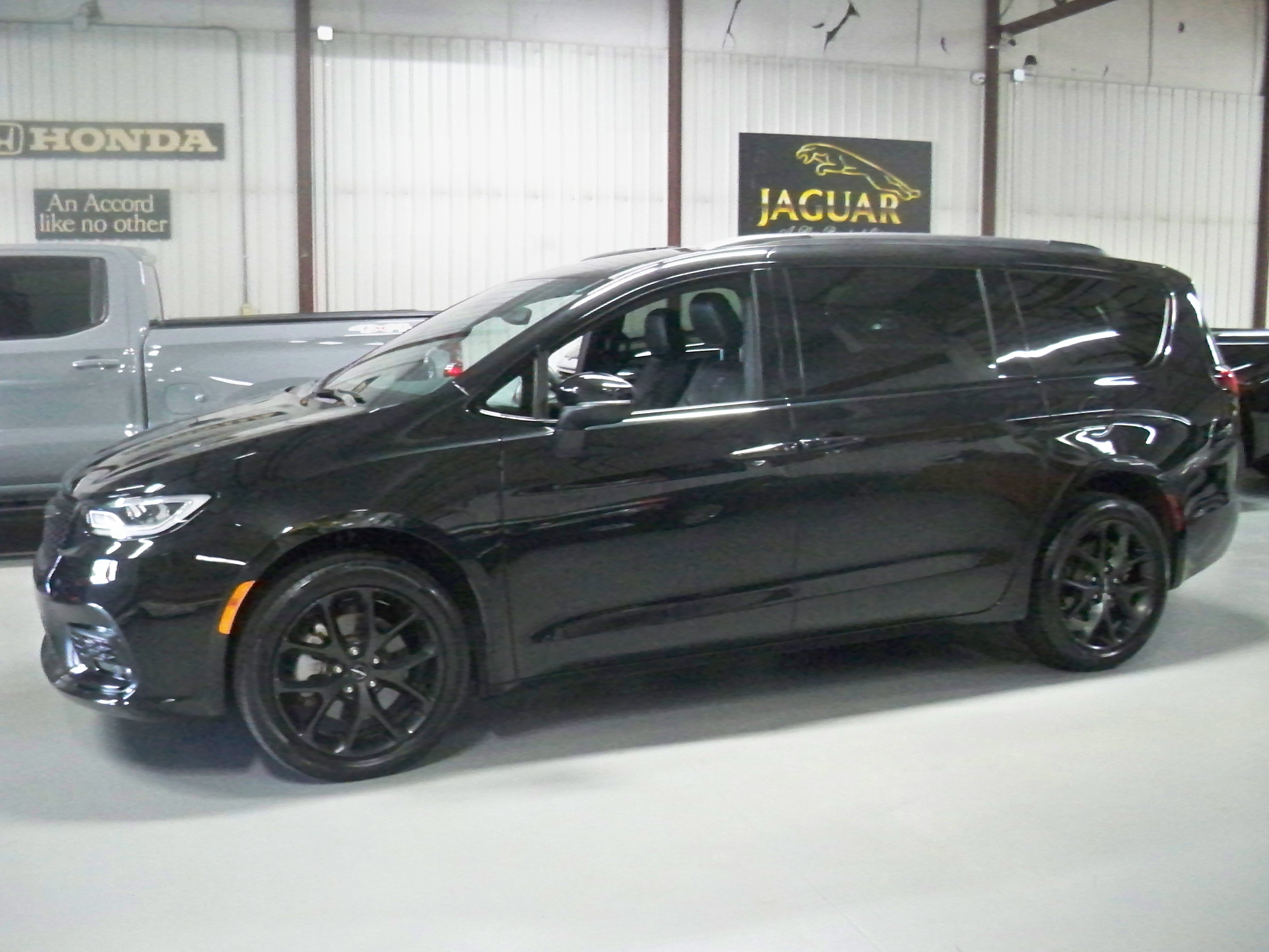 2023 Chrysler Pacifica Touring L photo 5