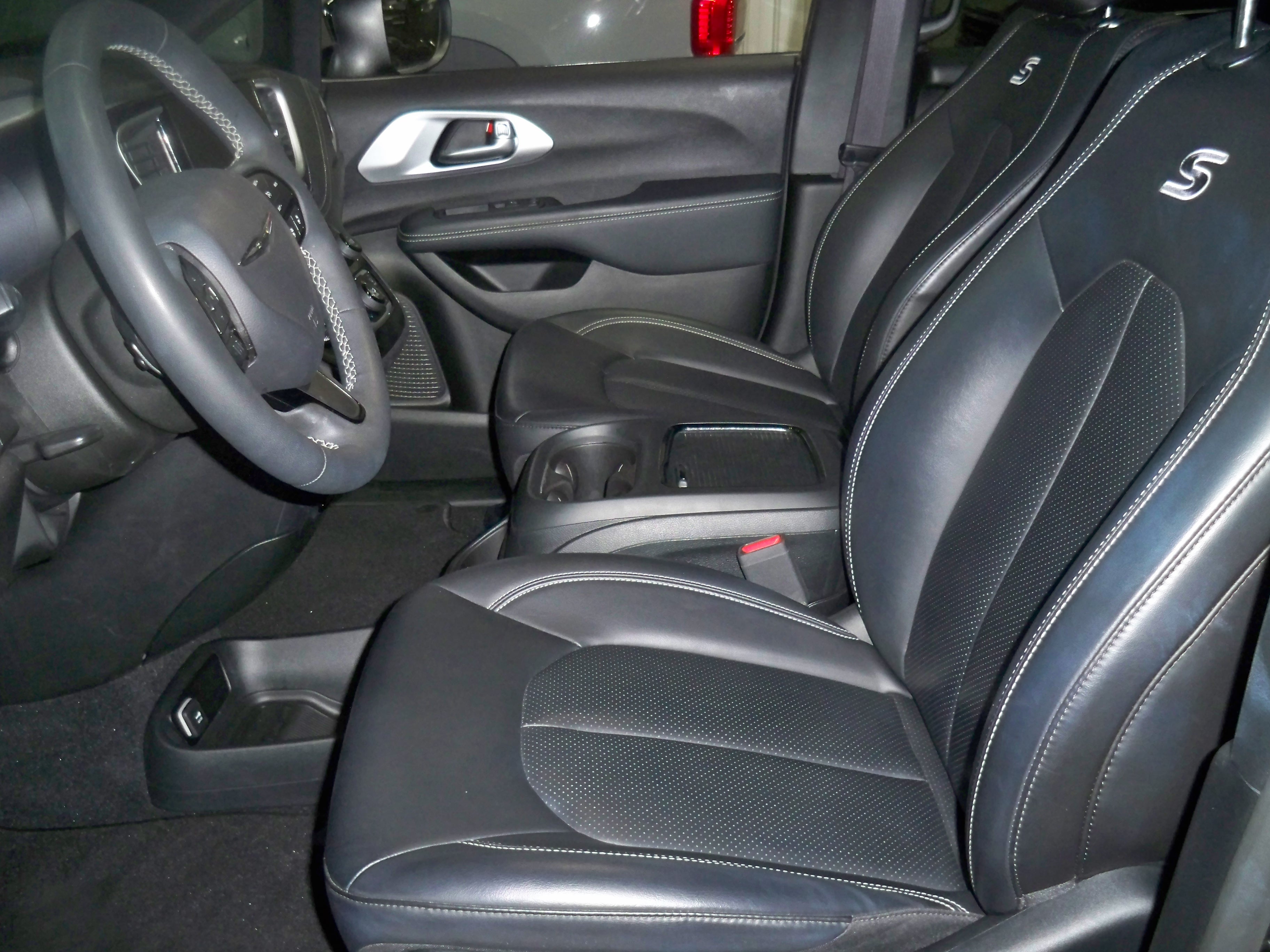 2023 Chrysler Pacifica Touring L photo 9