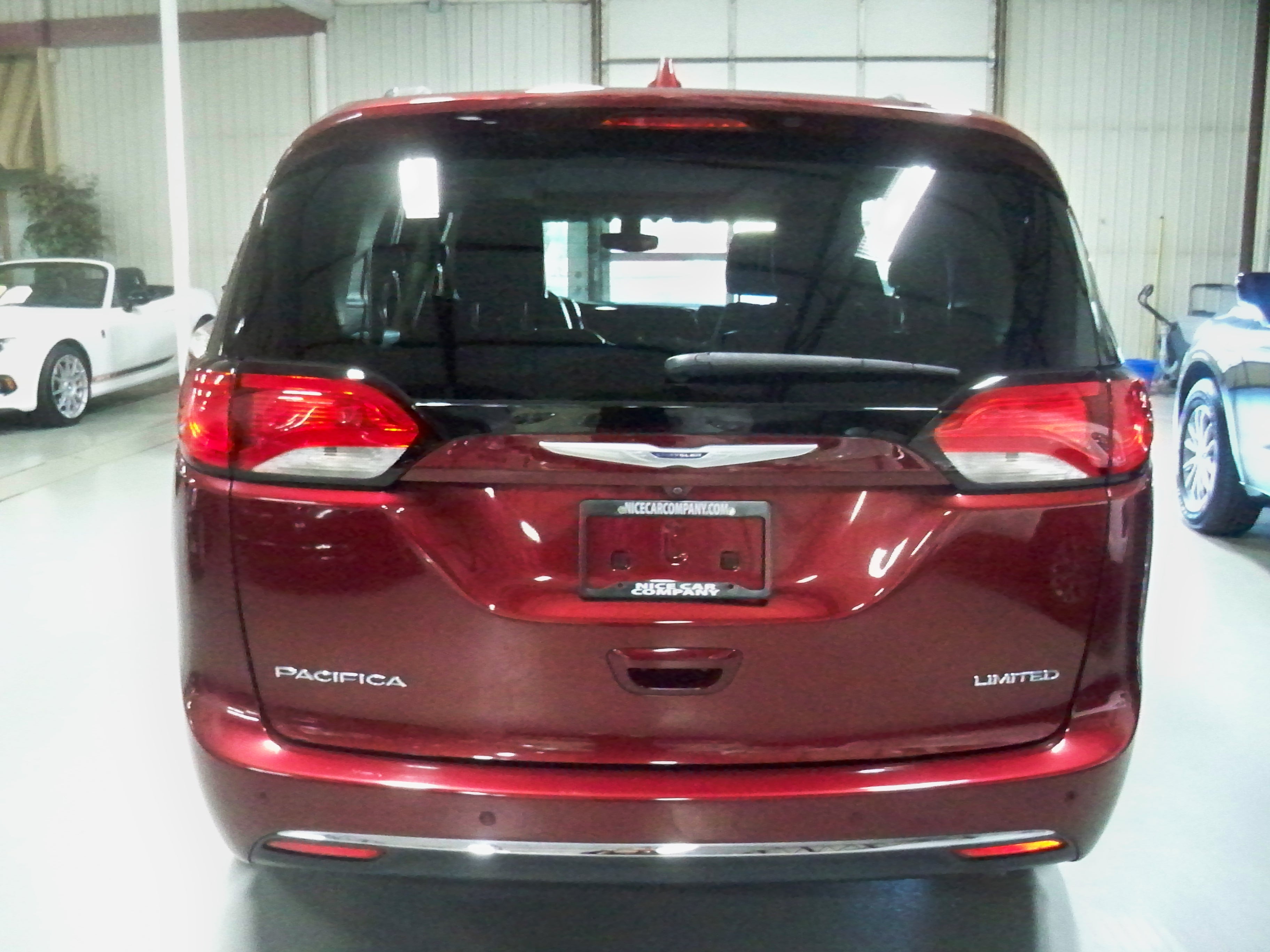 2019 Chrysler Pacifica Limited photo 2