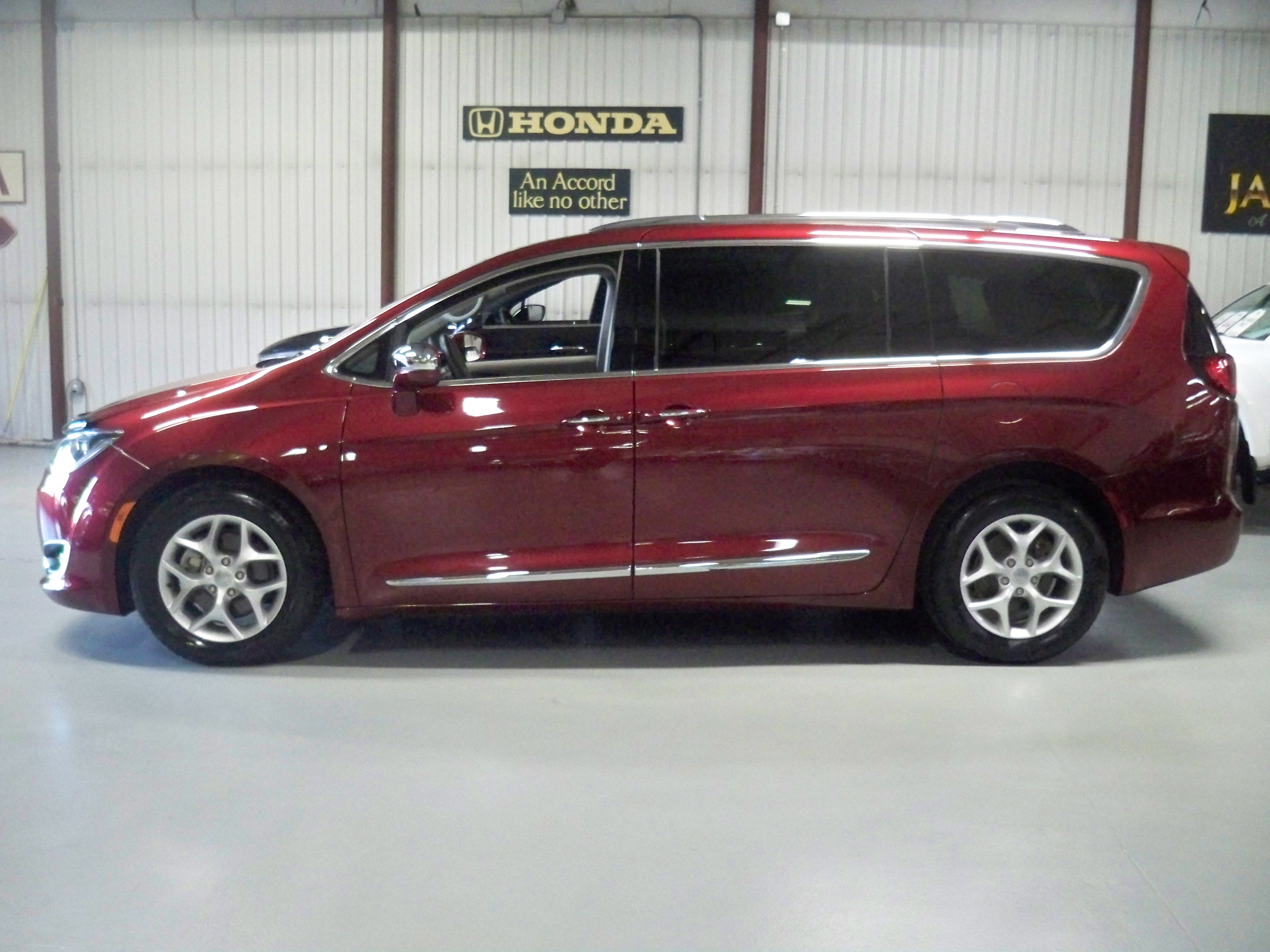 2019 Chrysler Pacifica Limited photo 3