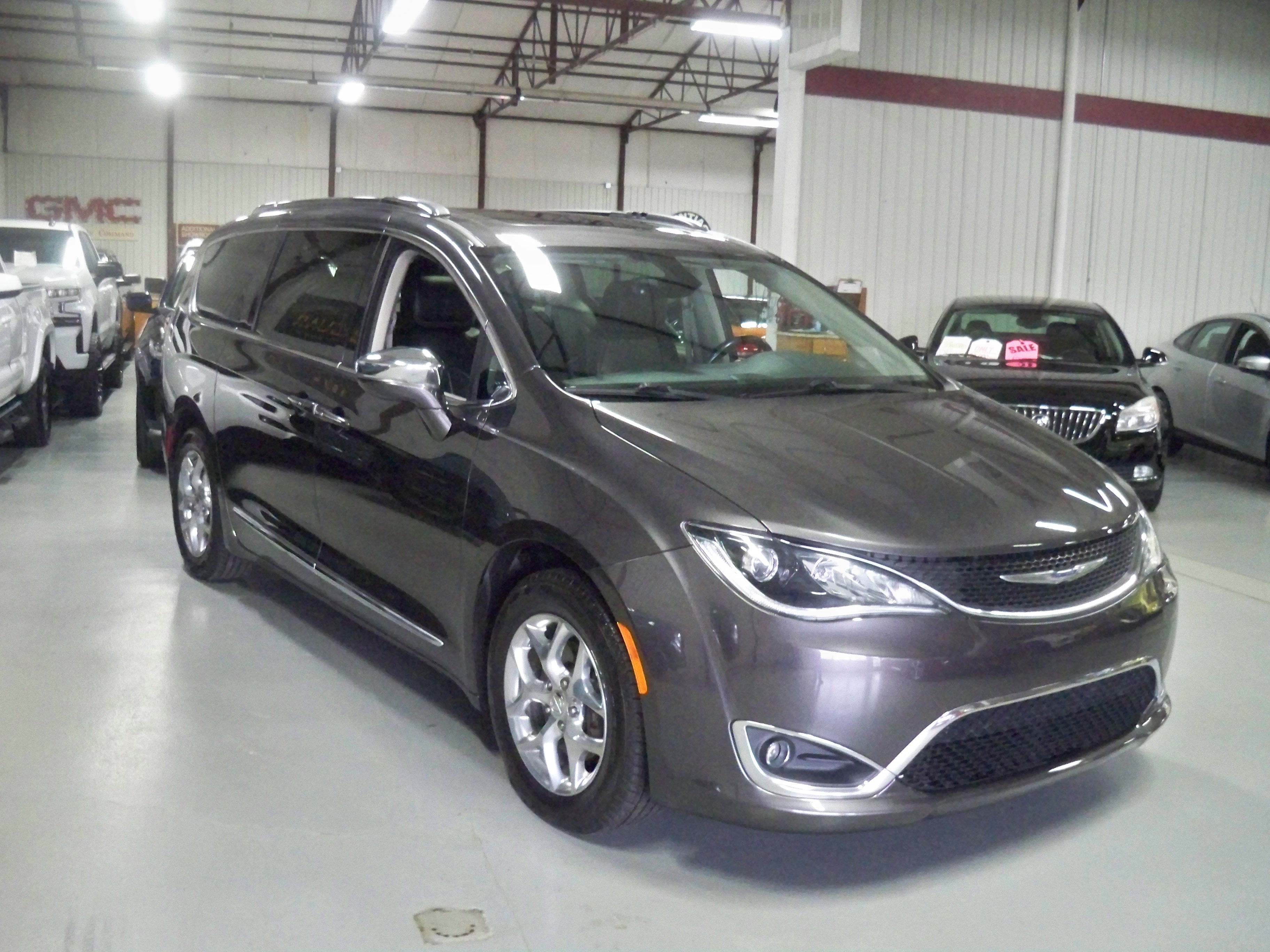 2019 Chrysler Pacifica Limited photo 2