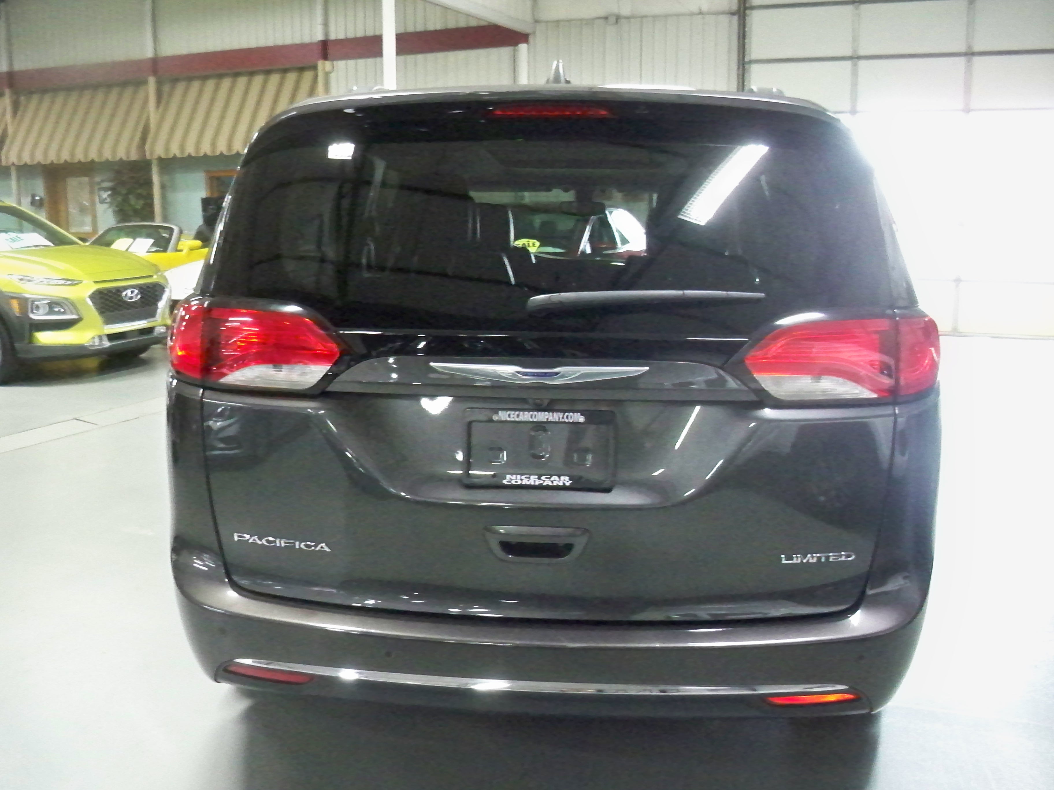 2019 Chrysler Pacifica Limited photo 3