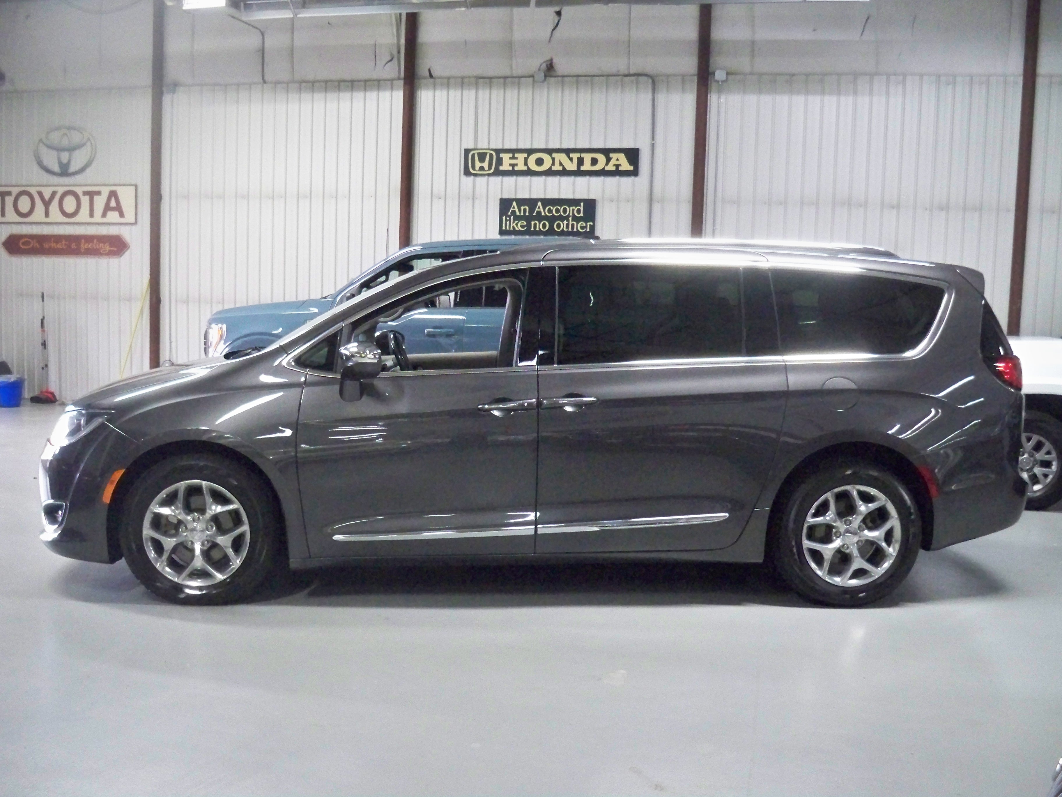2019 Chrysler Pacifica Limited photo 4