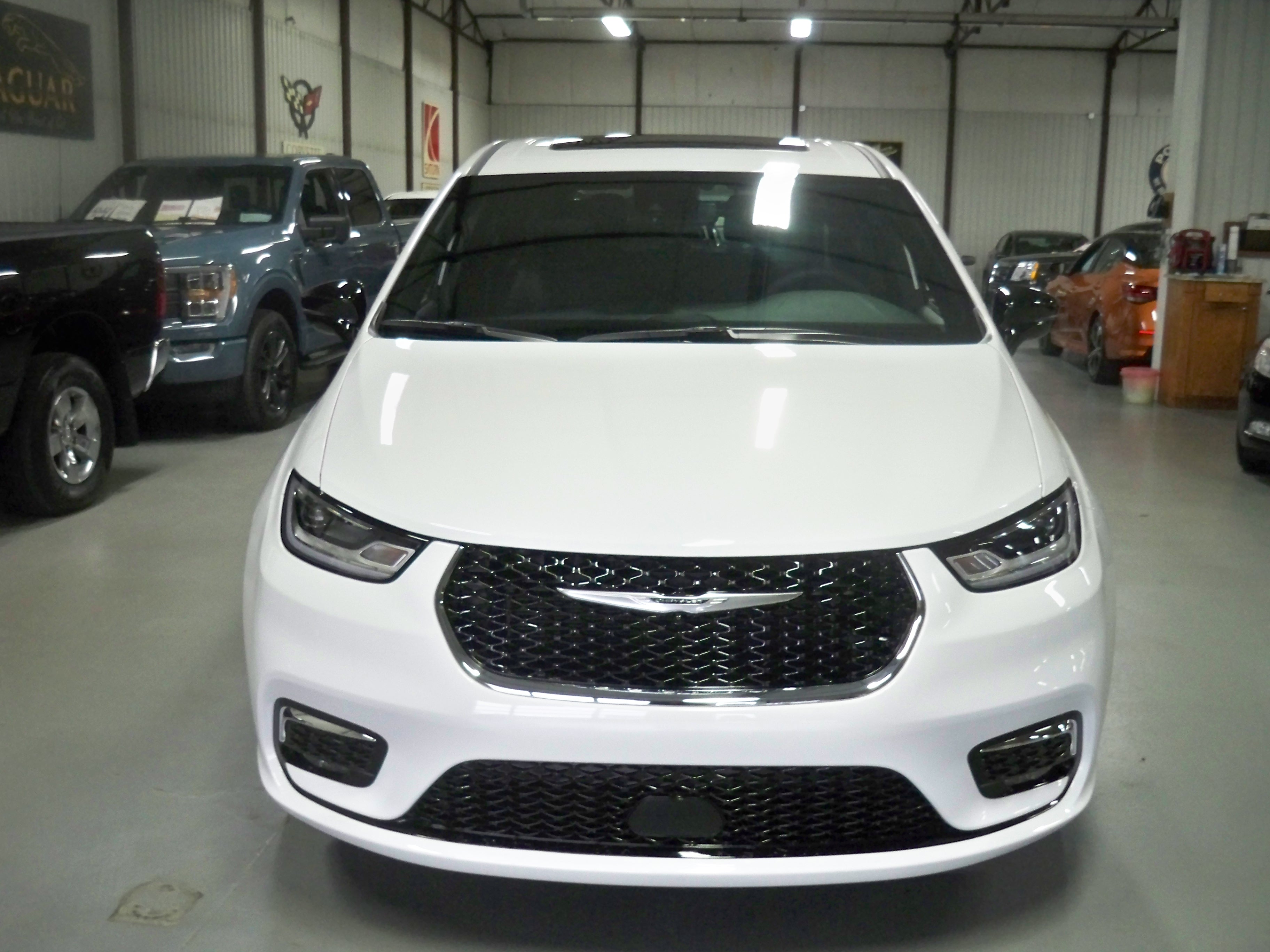 2025 Chrysler Pacifica photo 2