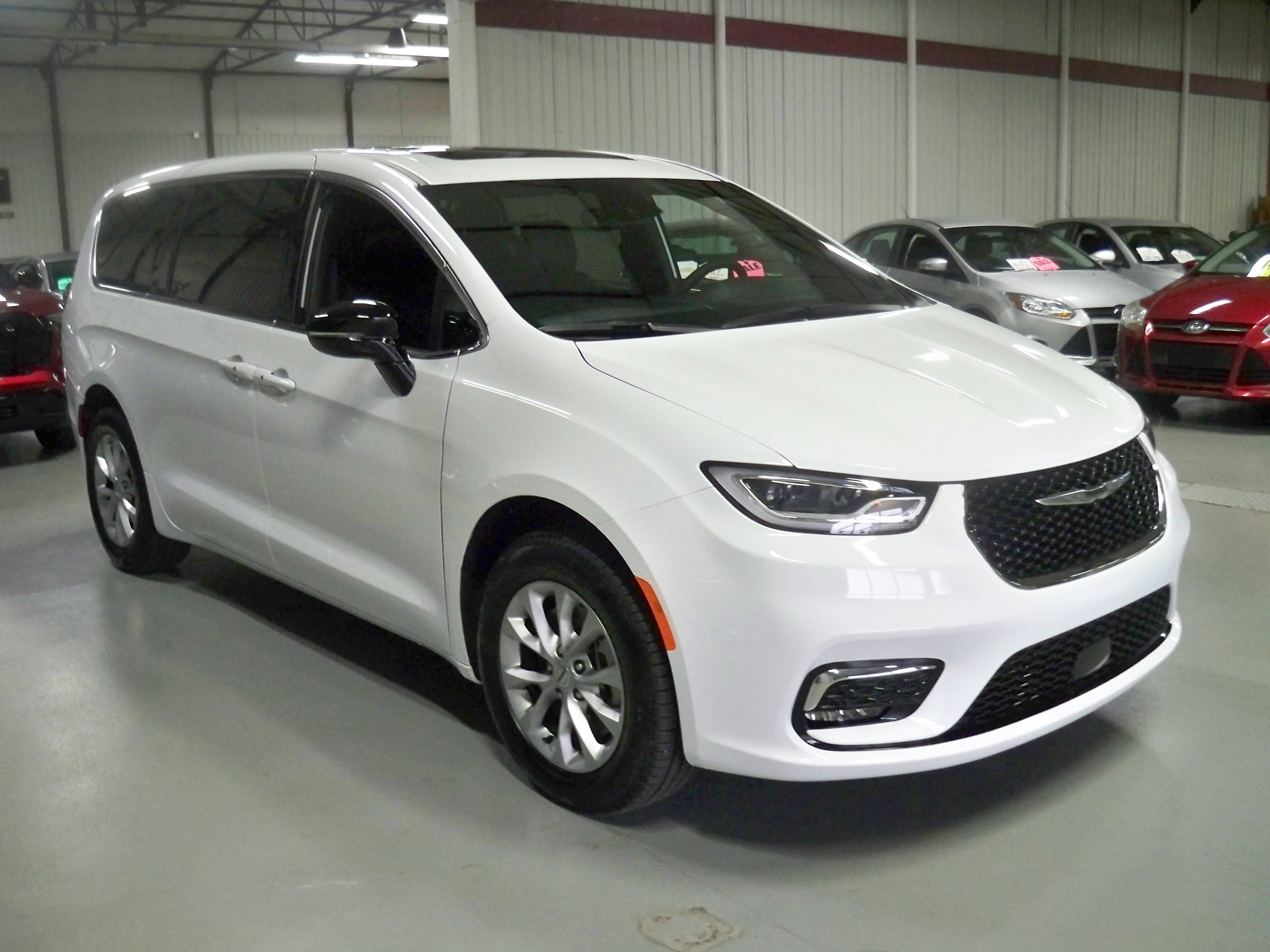 2025 Chrysler Pacifica photo 3