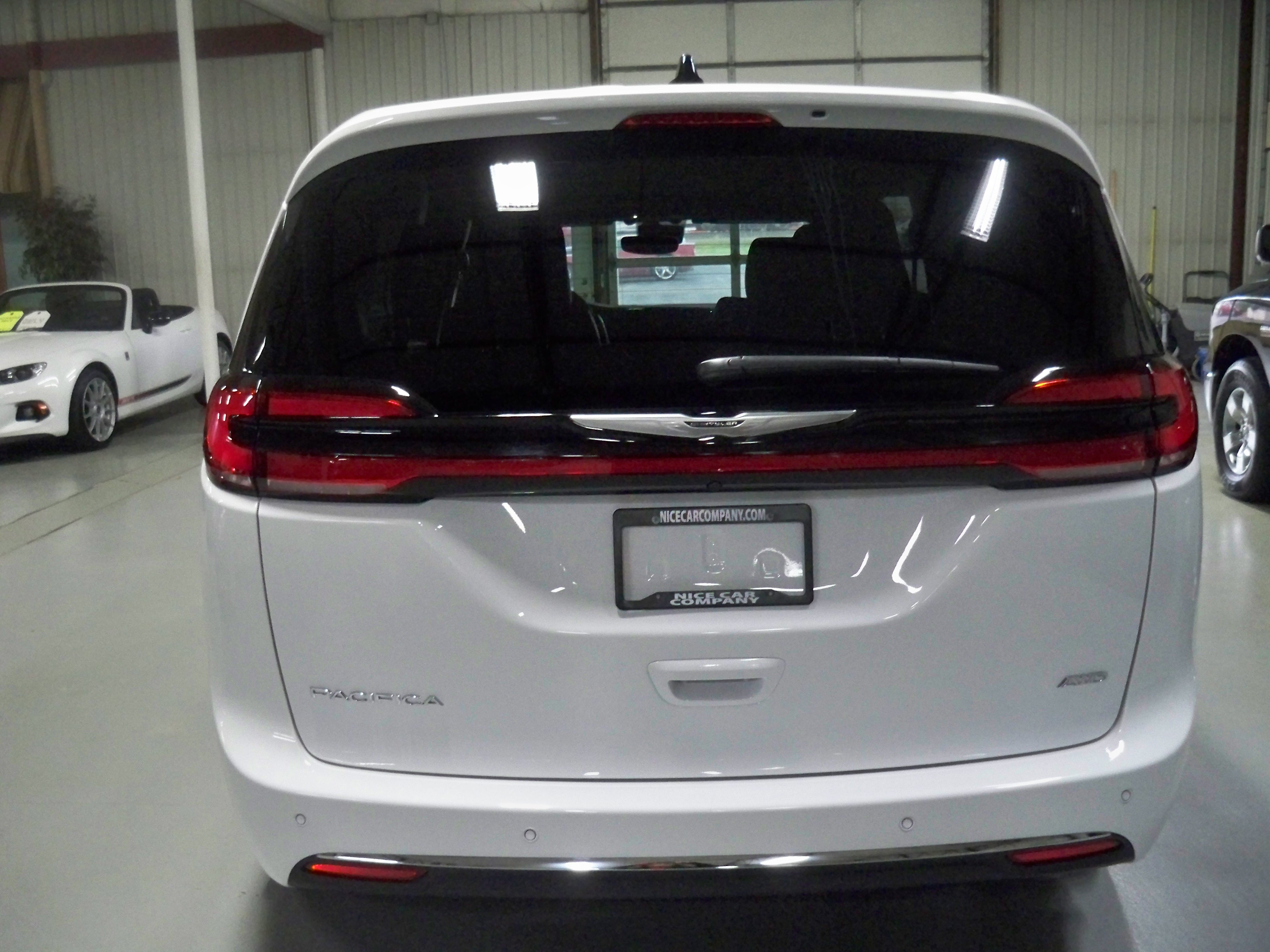 2025 Chrysler Pacifica photo 4