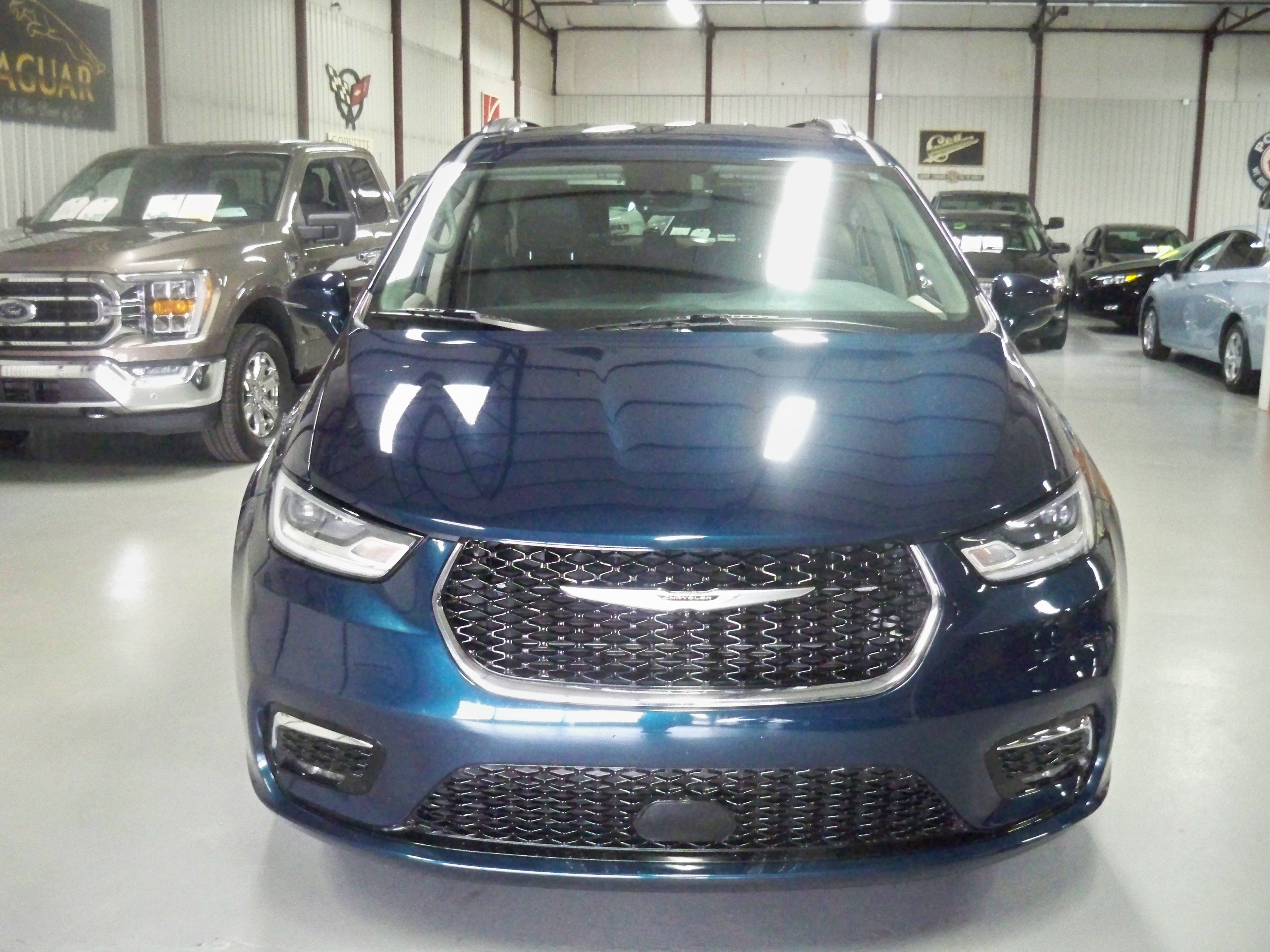 2022 Chrysler Pacifica Touring L photo 2