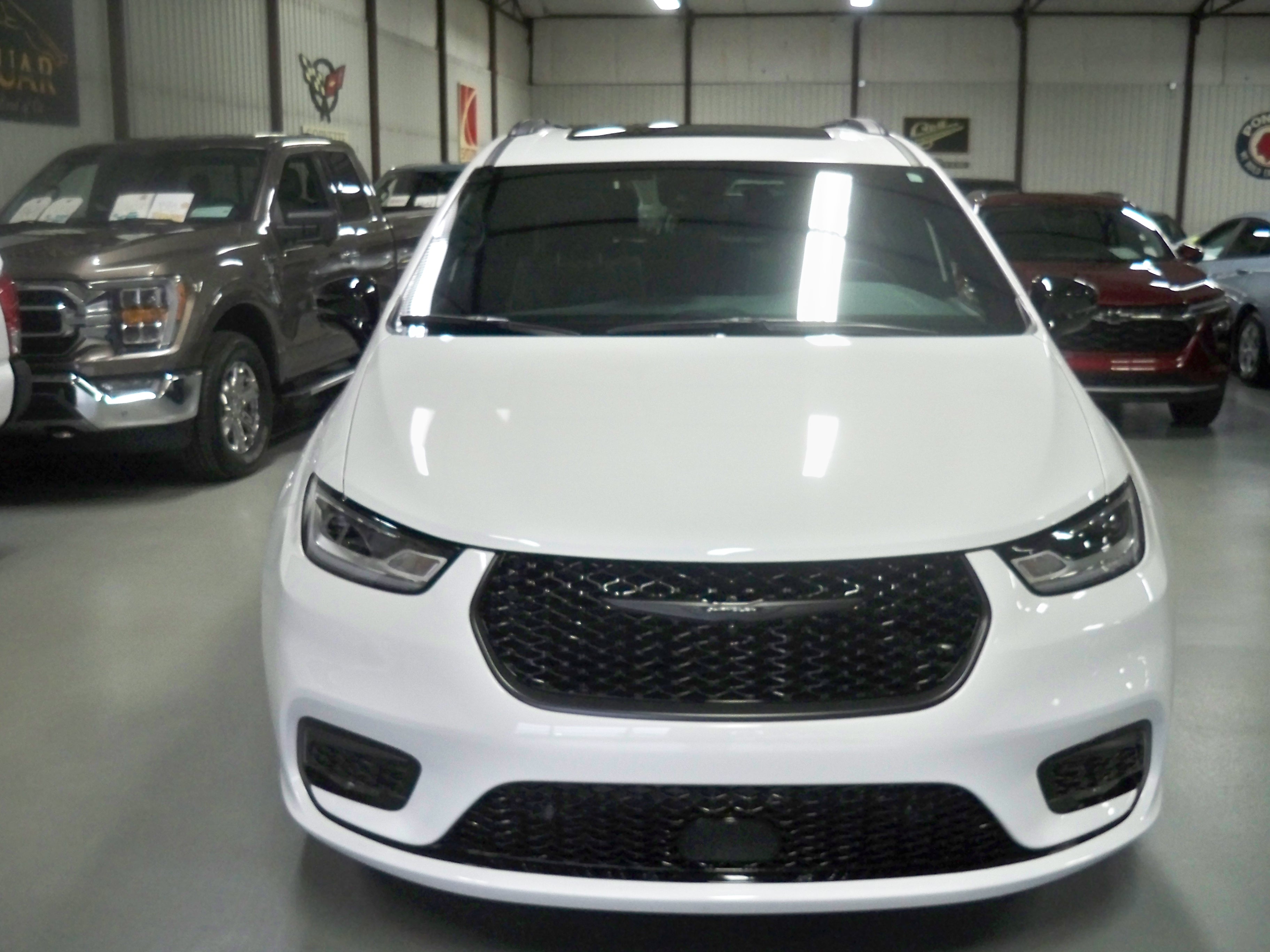 2024 Chrysler Pacifica Limited photo 2