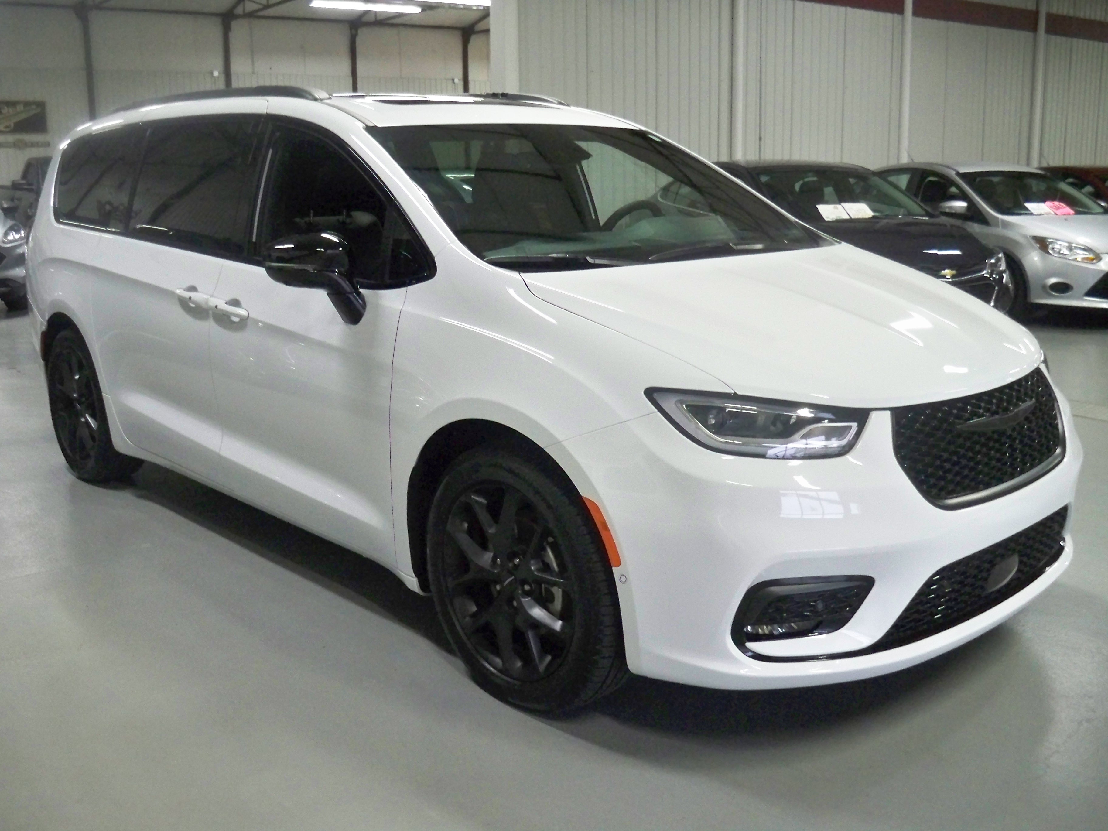 2024 Chrysler Pacifica Limited photo 3