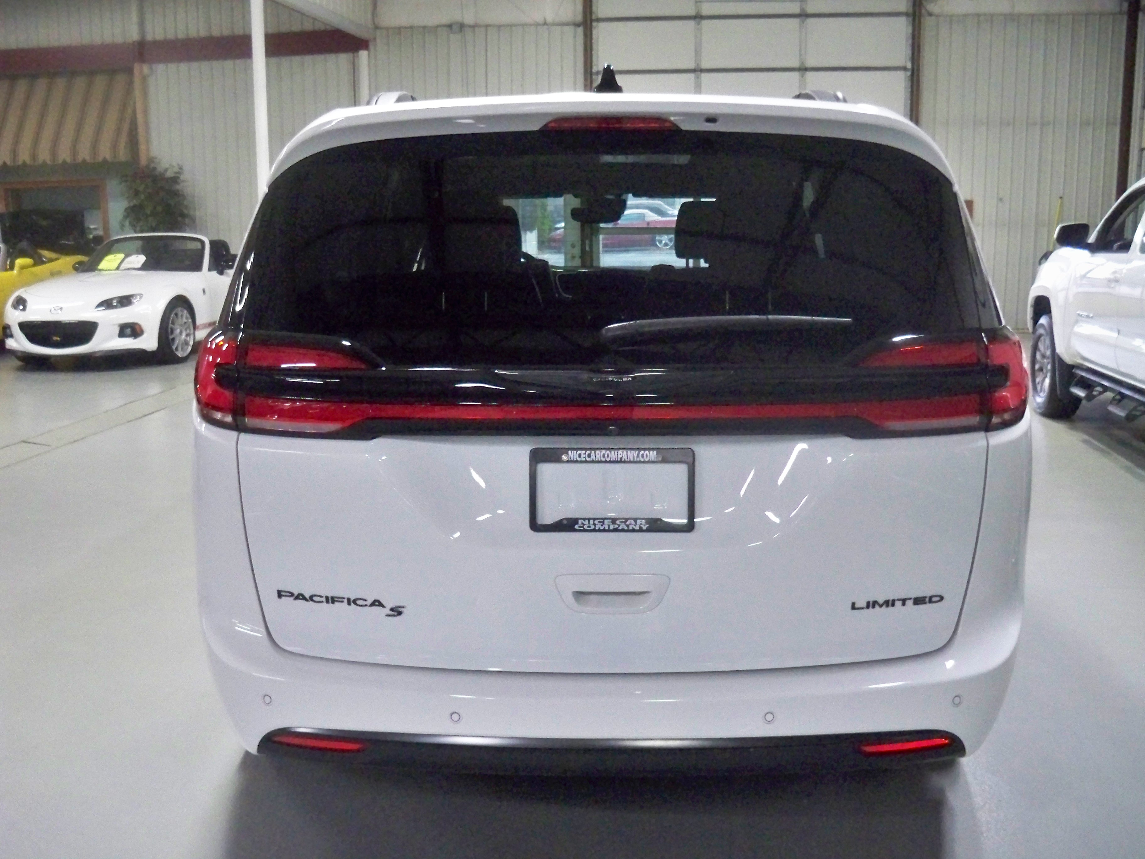 2024 Chrysler Pacifica Limited photo 4