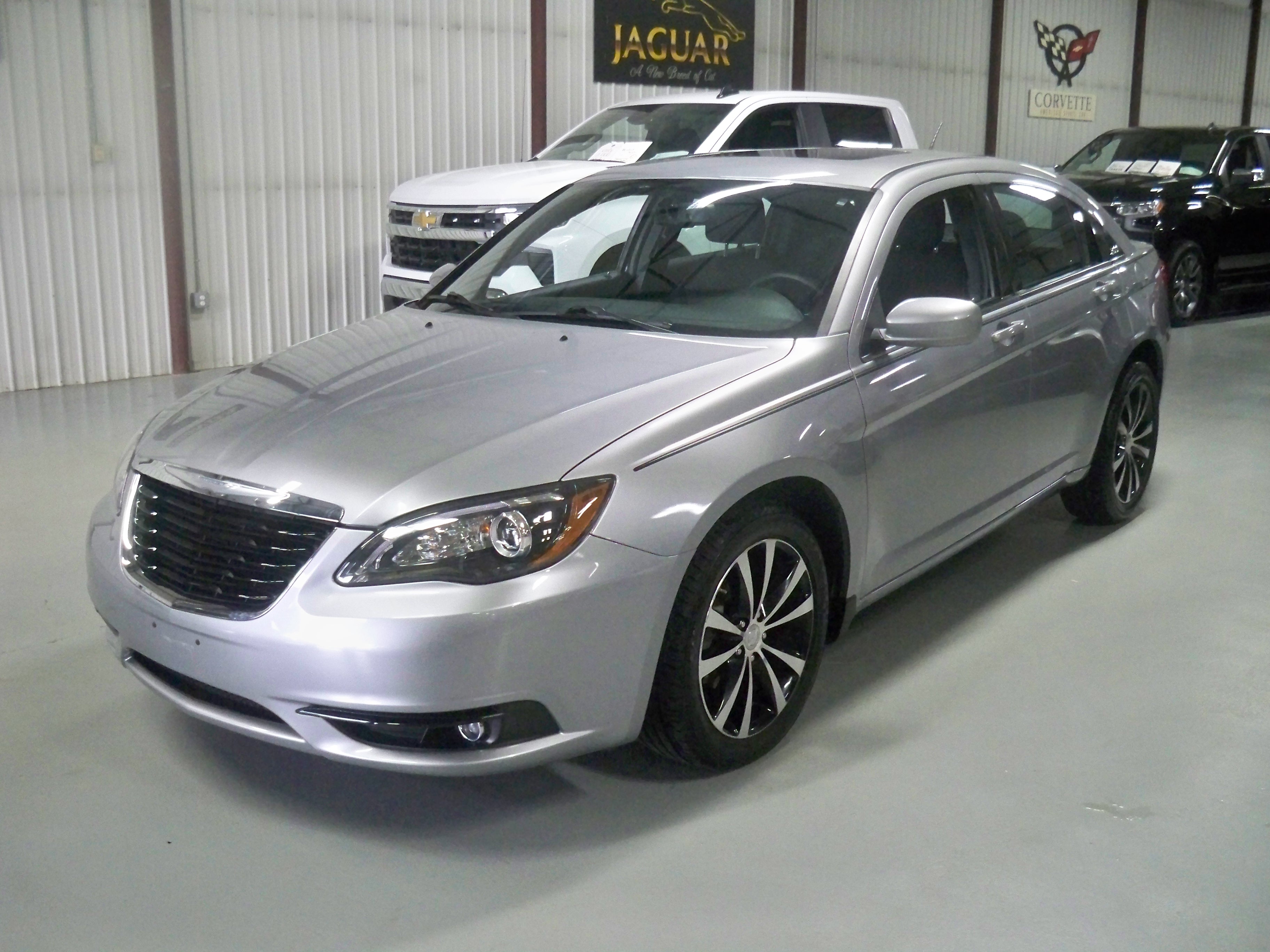 2013 Chrysler 200 Touring's photo